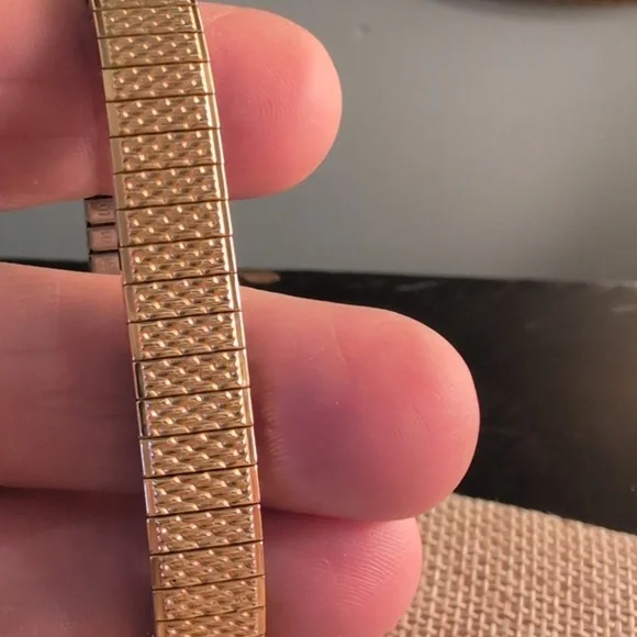 Seiko Gold Rectangular Quartz Watch Vintage Looks Almost New Works Great 8" - Picture 11 of 11